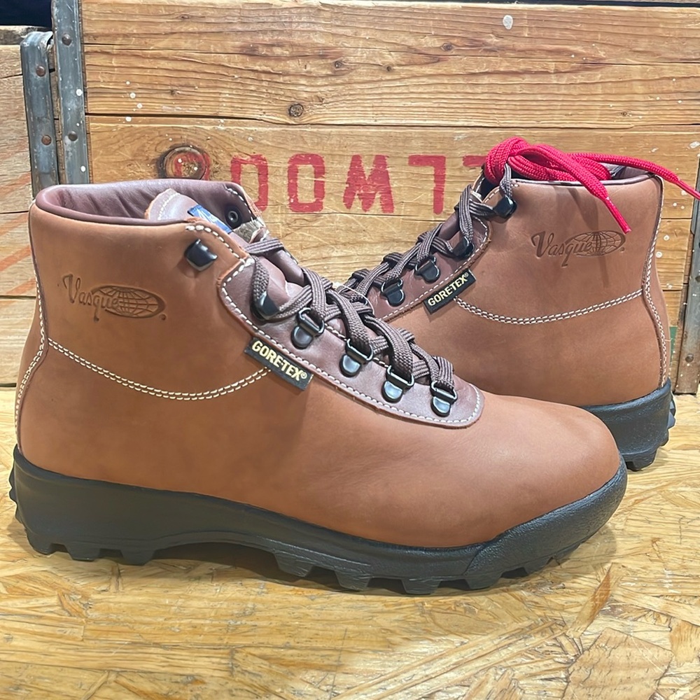 Brand new in box discontinued style 7126 Red Oak Vasque Sundowner Gore Tex.
